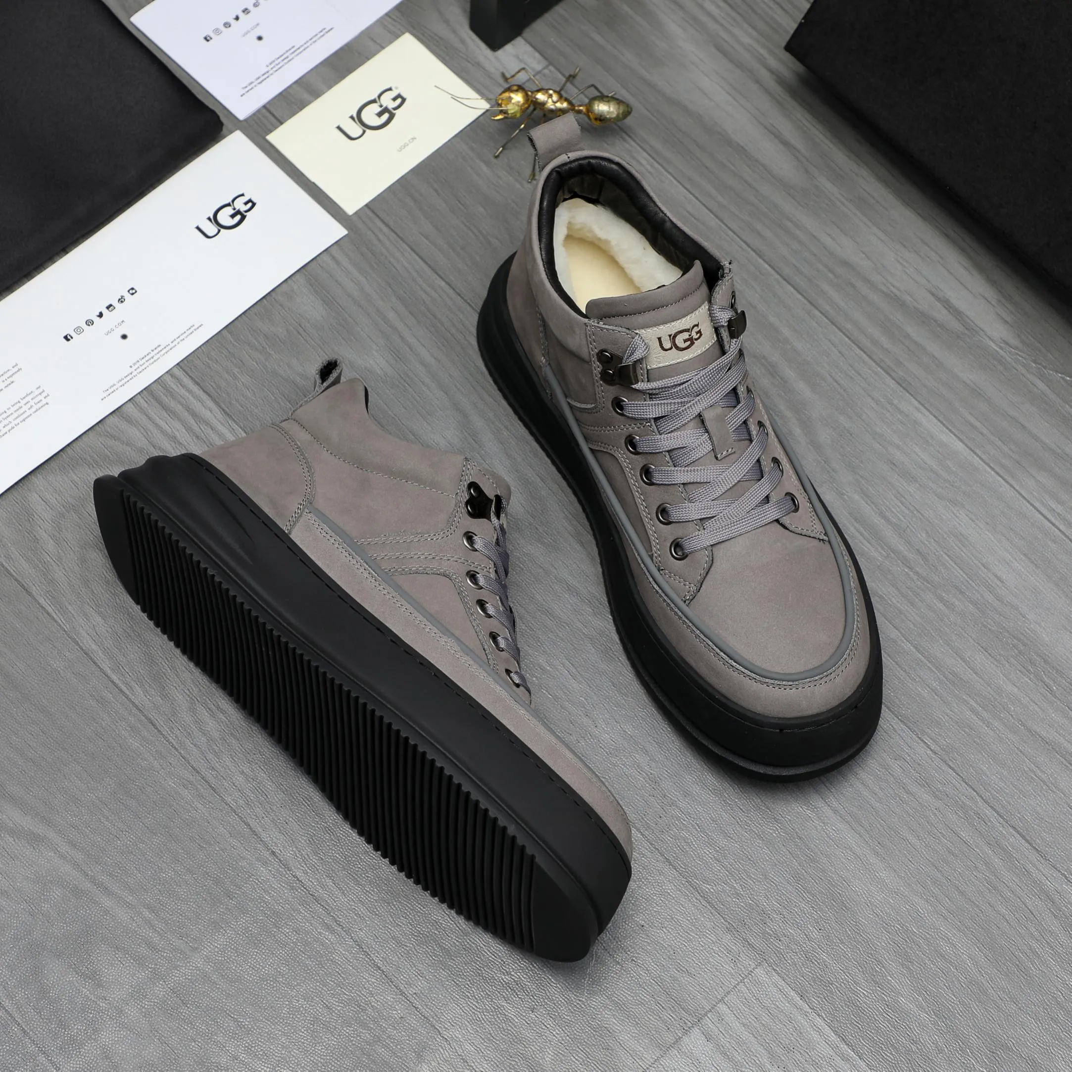 P620 Product trademark: "UGG" Gaobang men's shoes Regular size: 39-44 Product materials: Selected suede cowhide upper, wool lining, original outsole